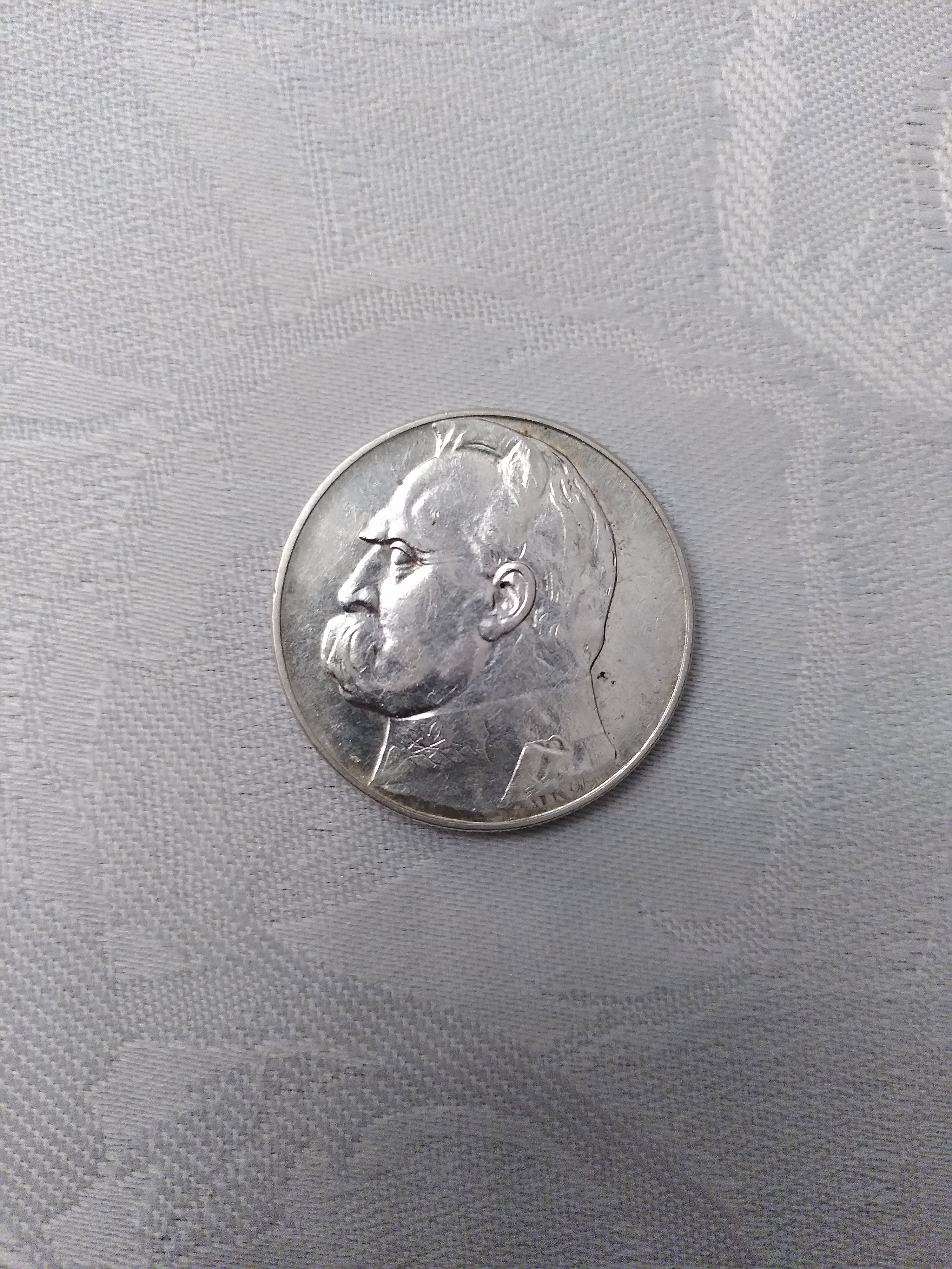 Awers dziesięciozłotówki z podobizną Józefa Piłsudskiego